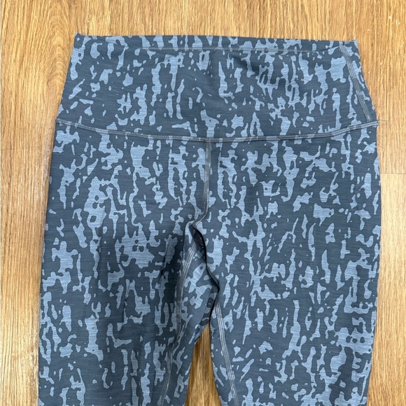 Lululemon women’s Blue Patterned Leggings - Picture 4 of 5